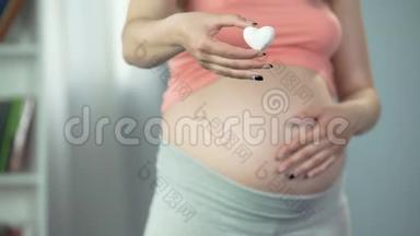 孕妇捧出心形纪念品，幸福妈妈对宝宝的爱